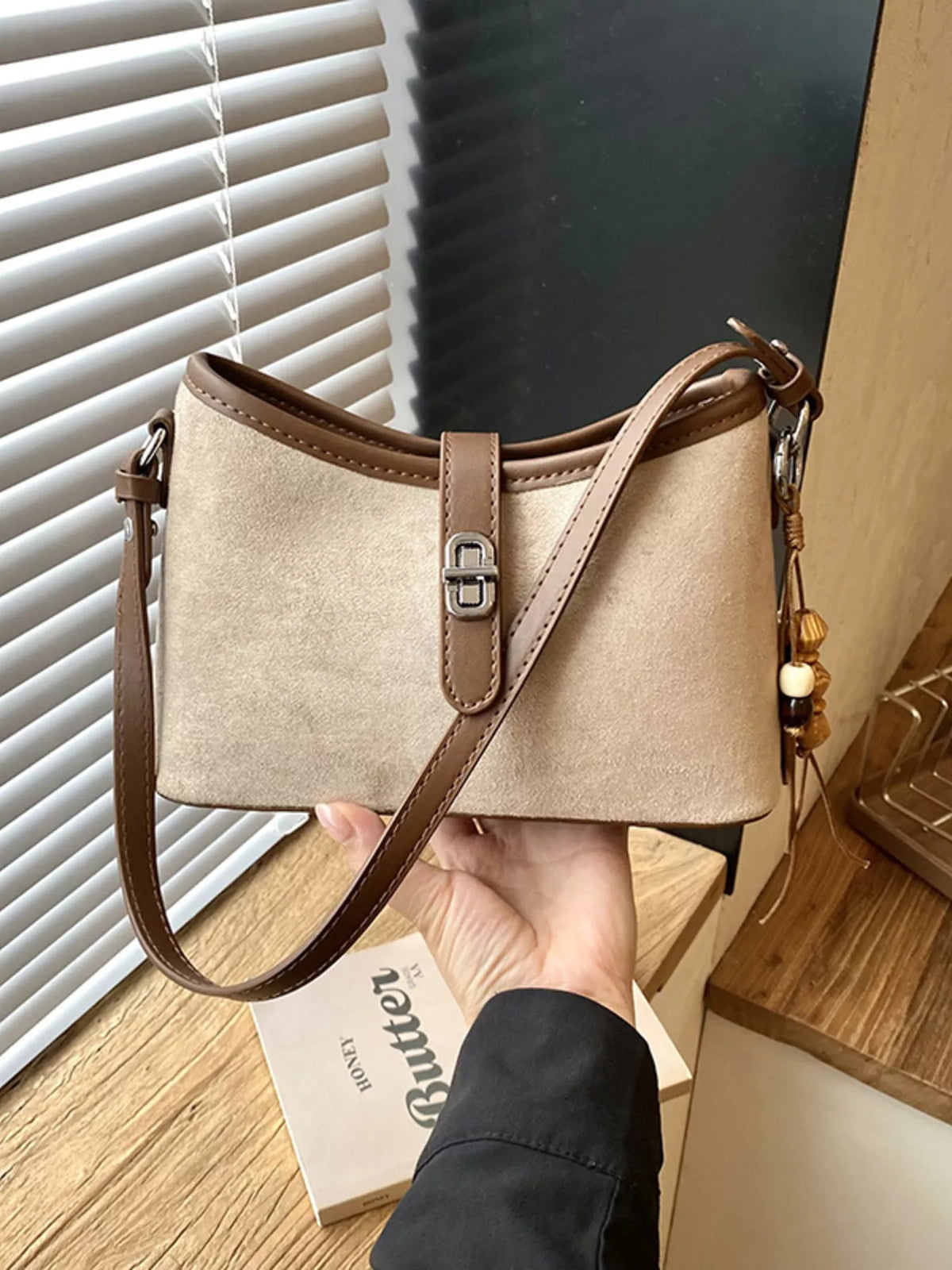 Vintage Buckle Detail Shoulder Bag