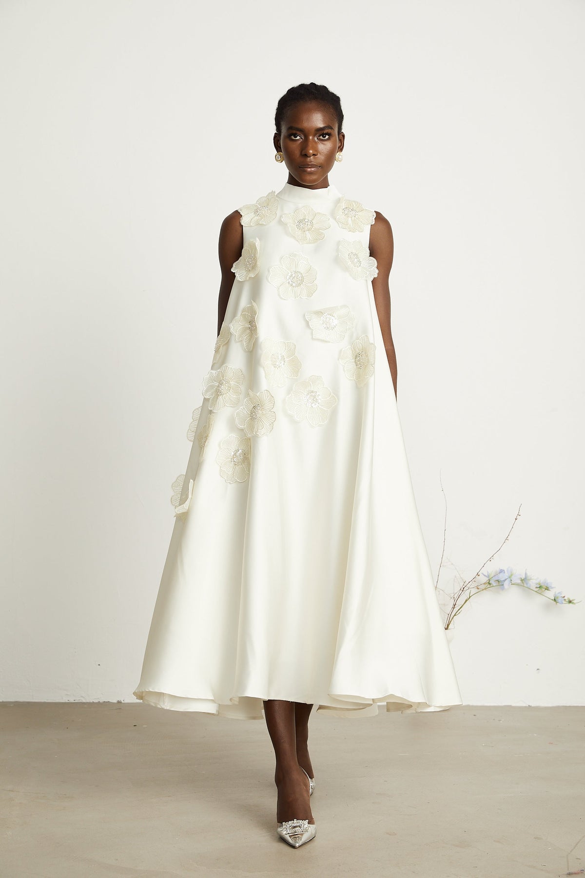 Émilie sleeveless floral-applique midi dress in White