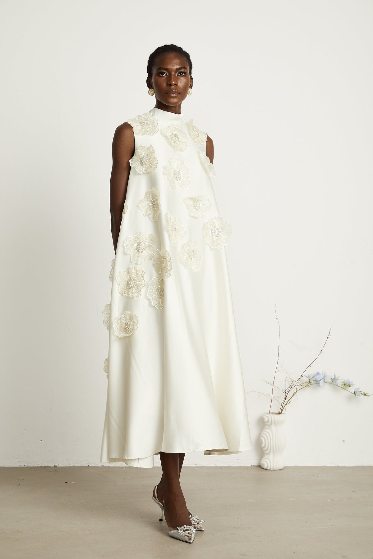 Émilie sleeveless floral-applique midi dress in White