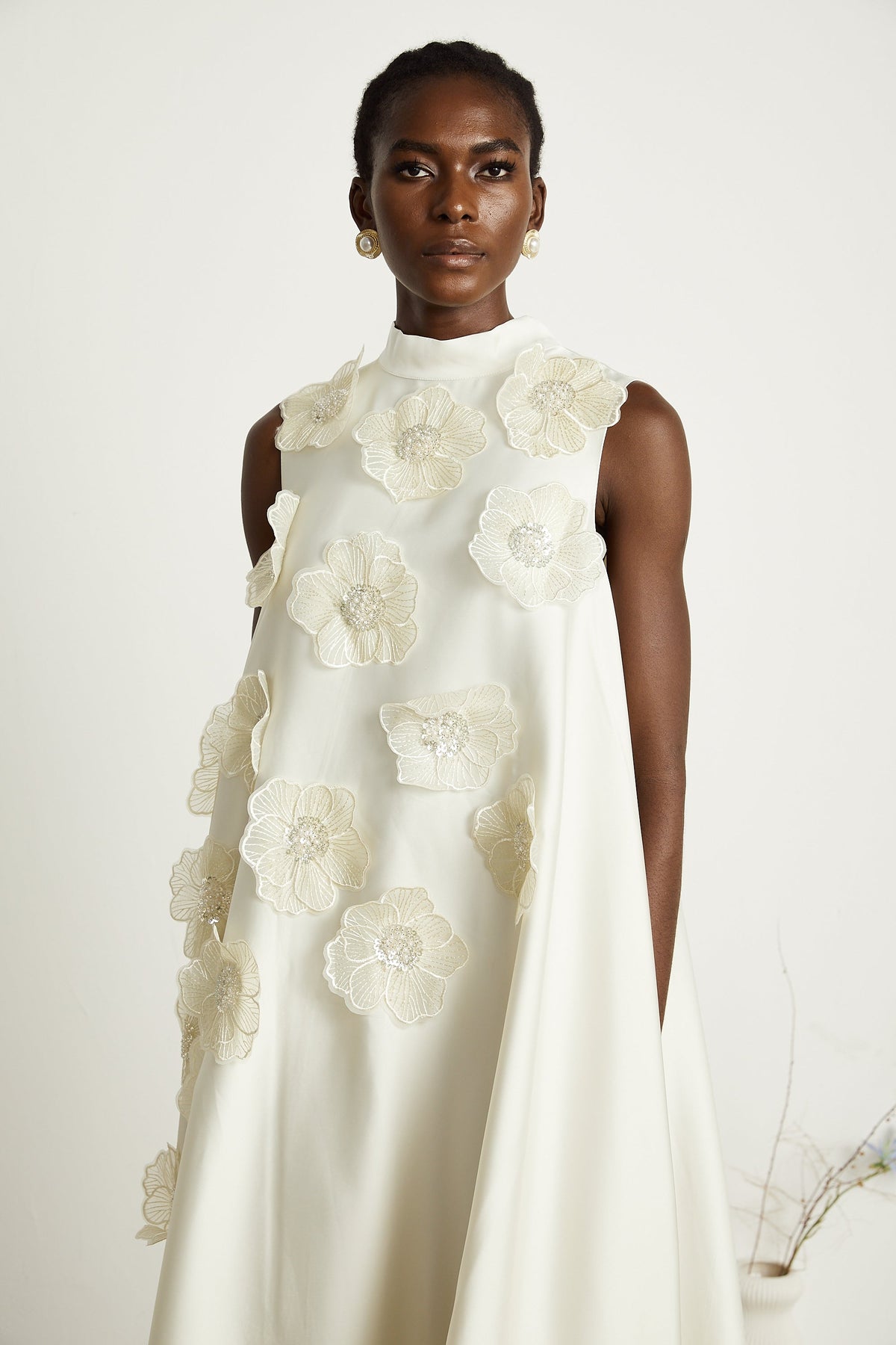 Émilie sleeveless floral-applique midi dress in White