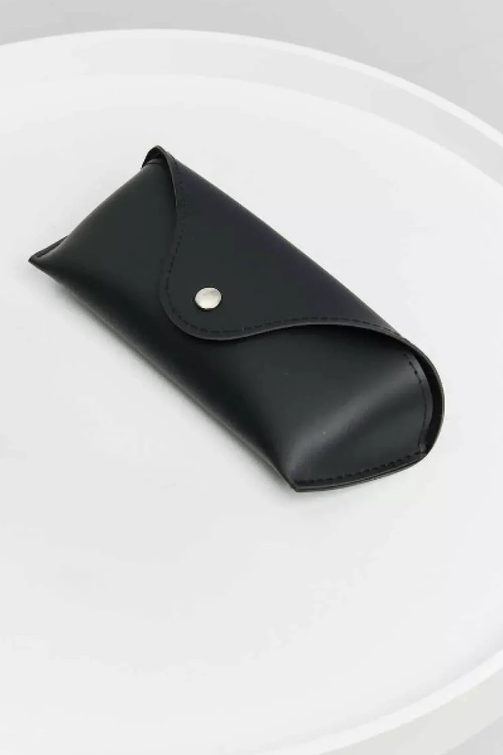 Chic Cat-Eye Sunglasses with Embellished Temple